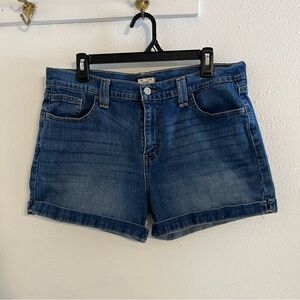 Women Levi’s short size 14